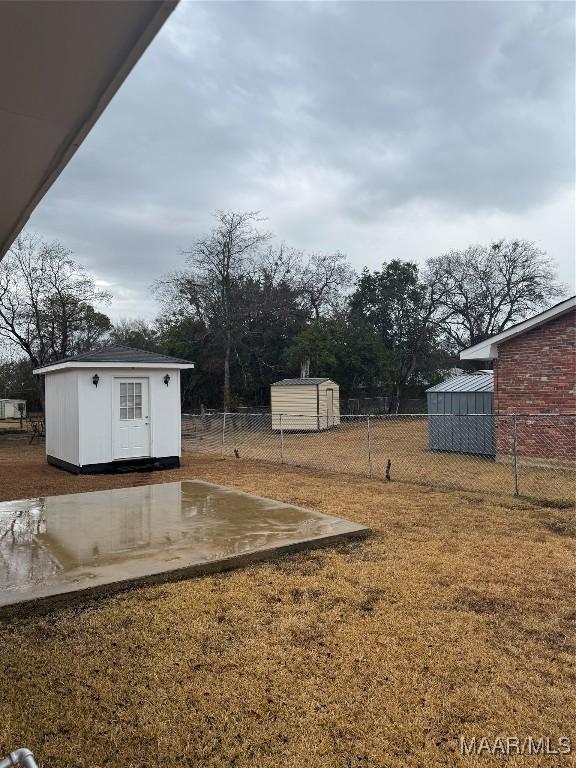 view of yard featuring a storage shed