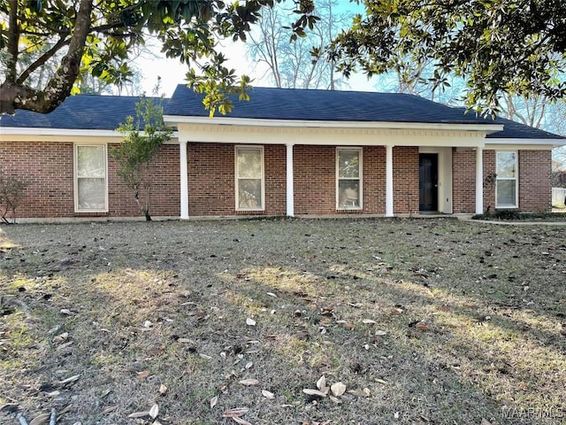 view of front of house featuring a front yard