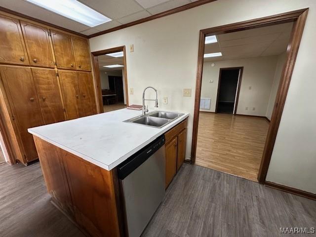 kitchen featuring sink, dark wood-type flooring, a paneled ceiling, dishwasher, and kitchen peninsula