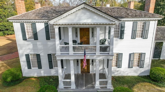 view of front facade featuring a balcony