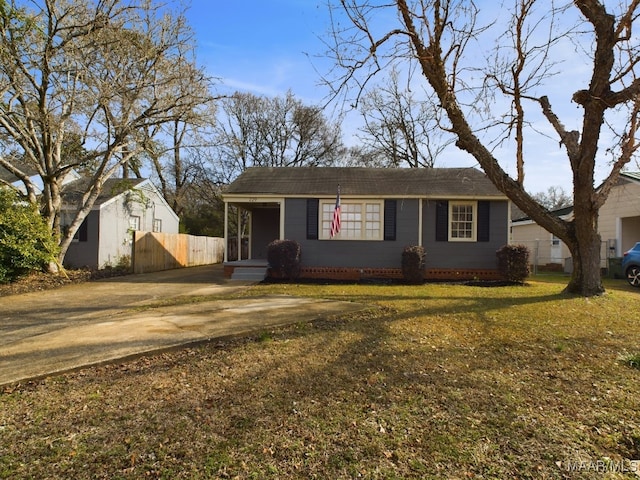 ranch-style home featuring a front lawn