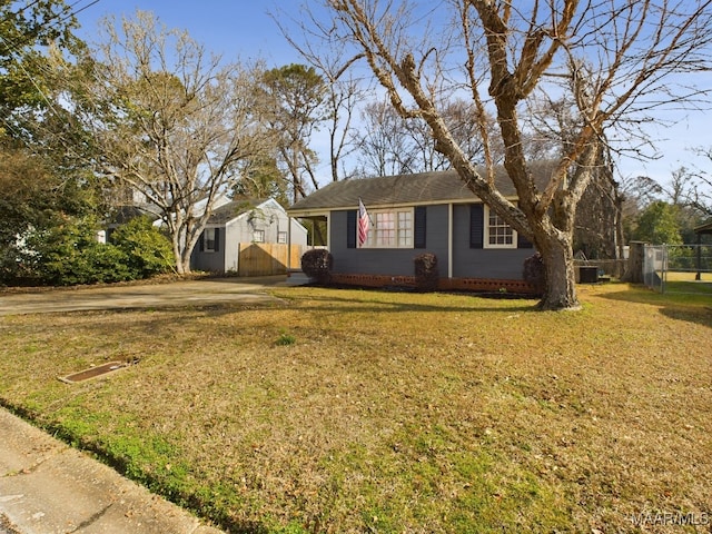 view of front facade featuring a front lawn