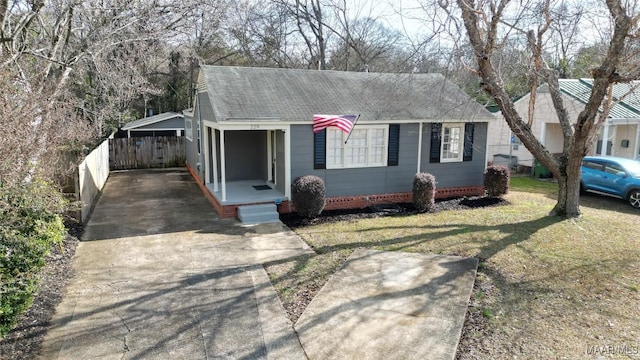 view of front facade with a front yard