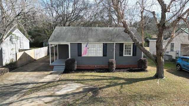 view of front of property featuring a front lawn