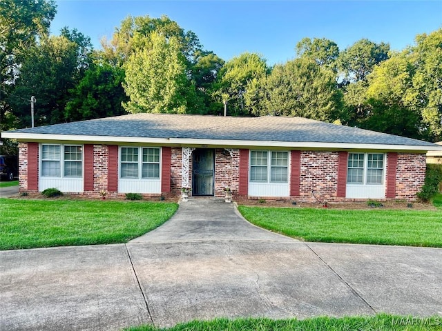 single story home featuring a front lawn