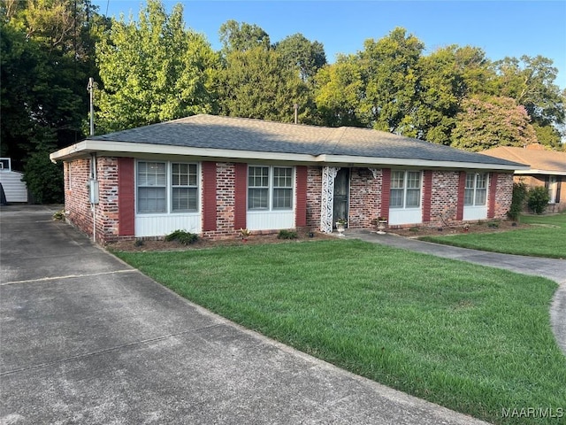 single story home featuring a front yard