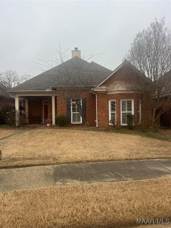 ranch-style house featuring a front lawn