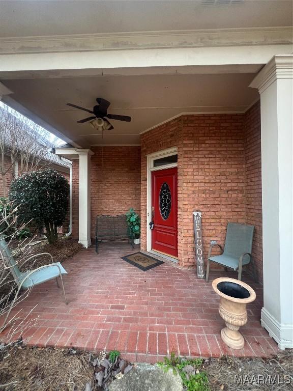 property entrance with ceiling fan and covered porch