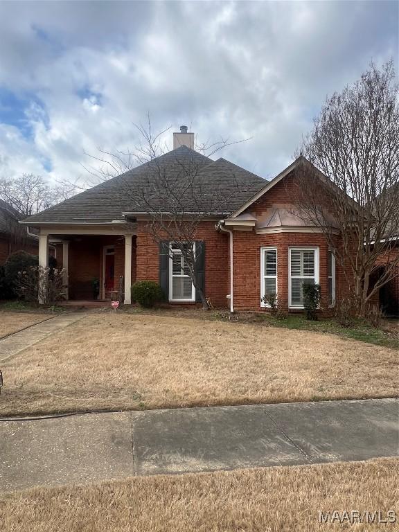 single story home with a front lawn