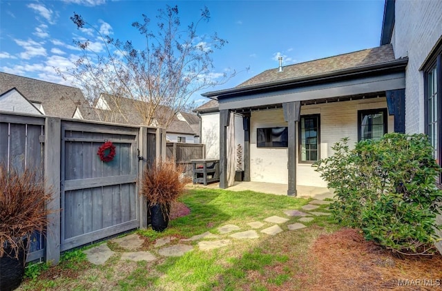 view of yard featuring fence