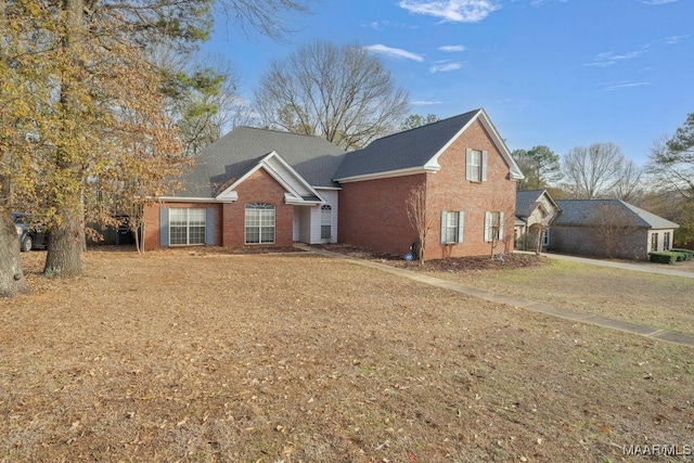 view of front of property featuring a front lawn