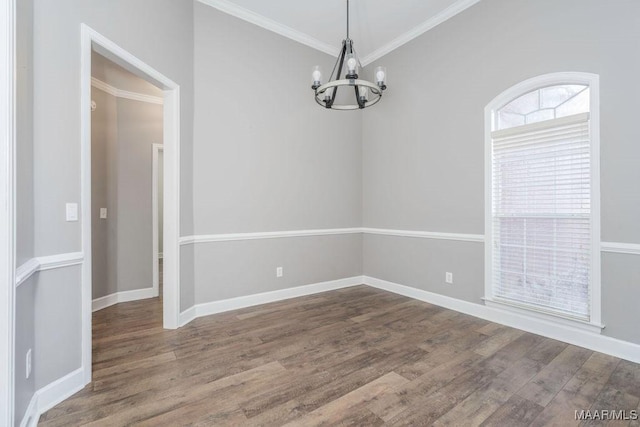 empty room with an inviting chandelier, ornamental molding, and hardwood / wood-style floors