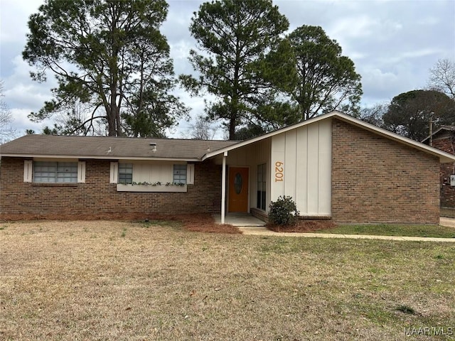 ranch-style home featuring a front lawn