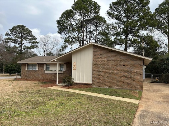 view of front of home with a front yard