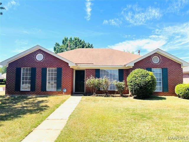 single story home featuring a front lawn