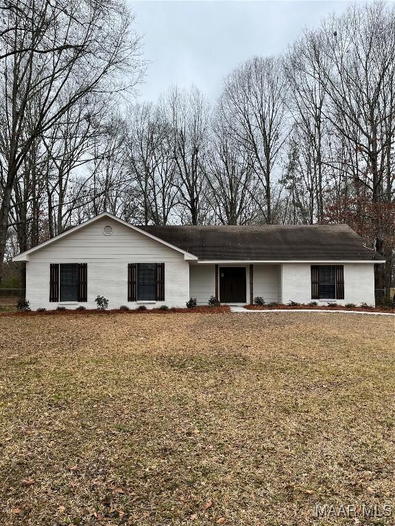 single story home featuring a front lawn