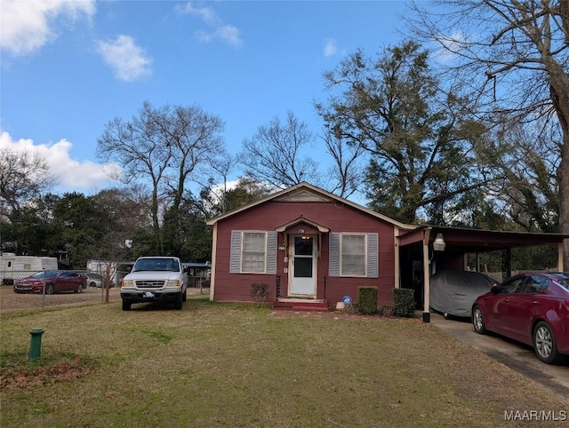 view of front of property featuring a front lawn and a carport