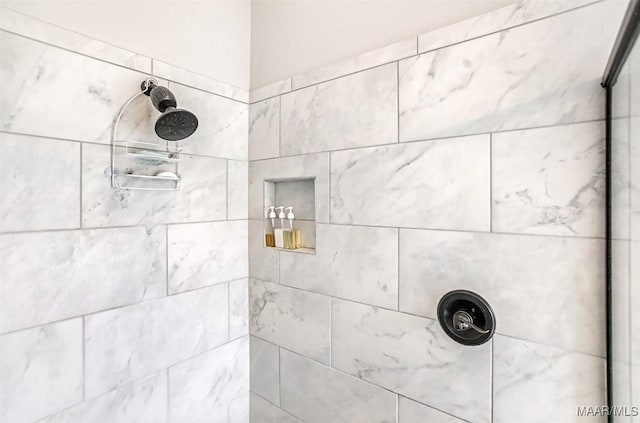 bathroom featuring tiled shower