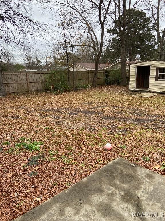 view of yard featuring a storage shed