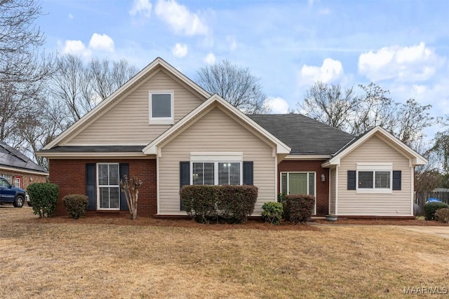 view of front facade featuring a front lawn