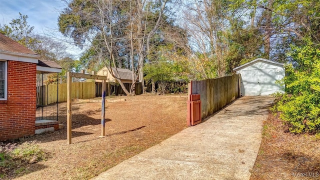 view of yard with a storage shed