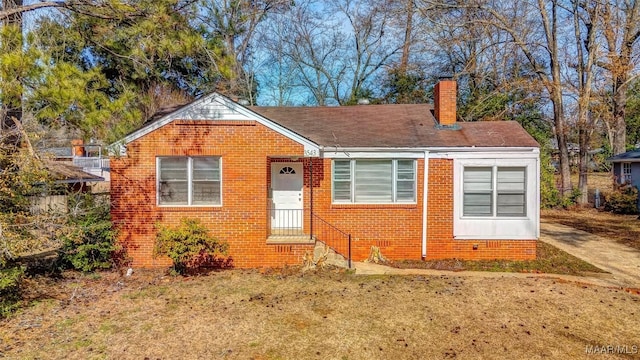 view of front of property with a front lawn