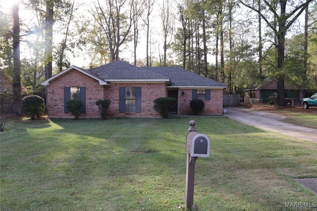 ranch-style home featuring a front lawn