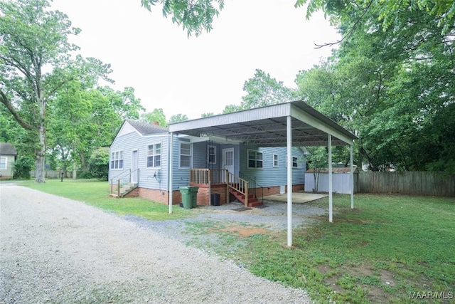 view of front of home featuring a front yard and a carport