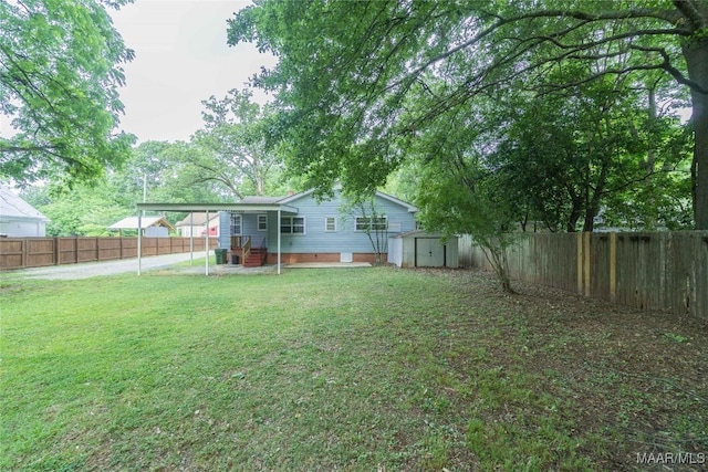 view of yard featuring a storage unit