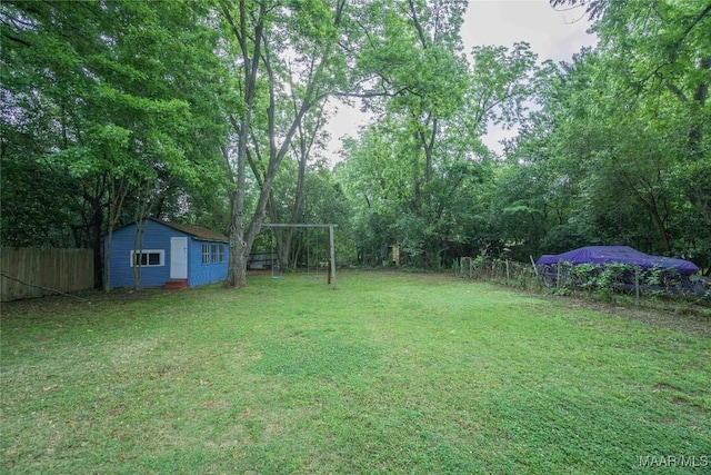 view of yard featuring a storage shed