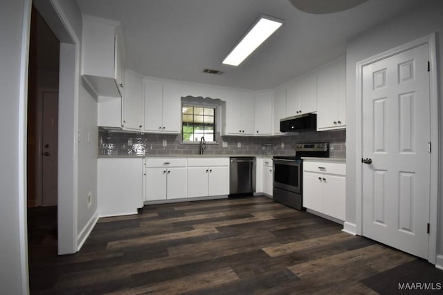 6515 Redland Rd, Wetumpka, AL 36093 - kitchen featuring light countertops, visible vents, appliances with stainless steel finishes, and a sink