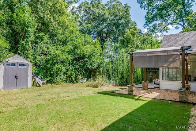 view of yard featuring a storage unit