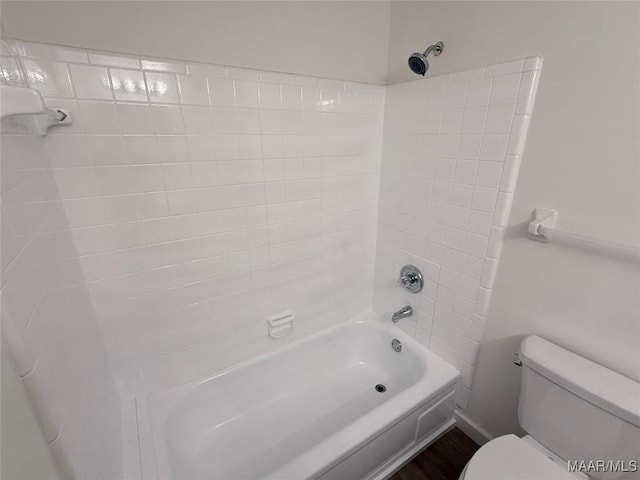 bathroom with tiled shower / bath and toilet