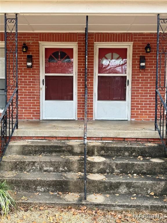 doorway to property with covered porch