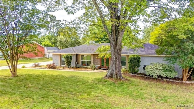 ranch-style home featuring a front lawn