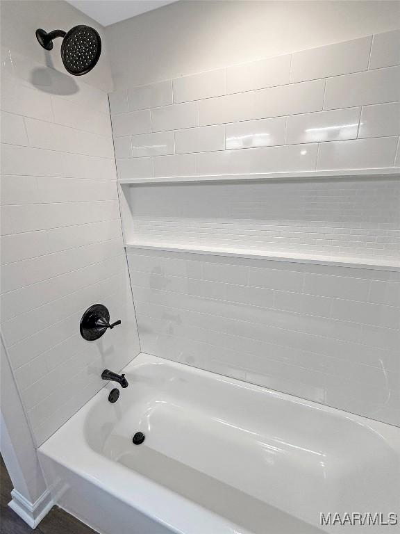 bathroom with tiled shower / bath combo