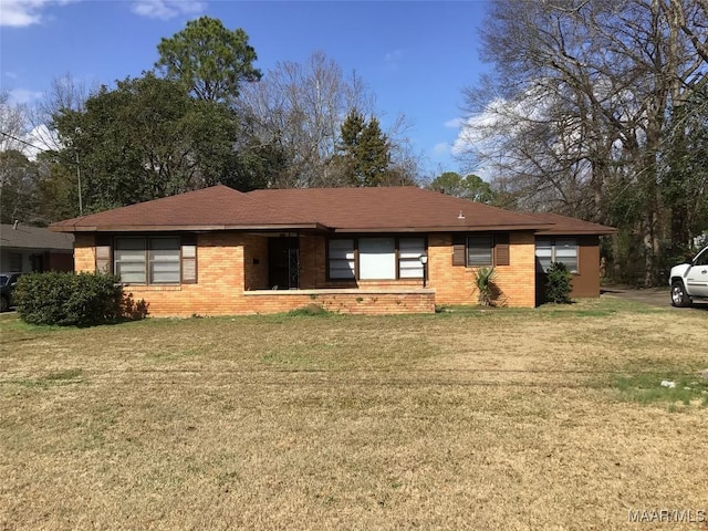 ranch-style house featuring a front yard