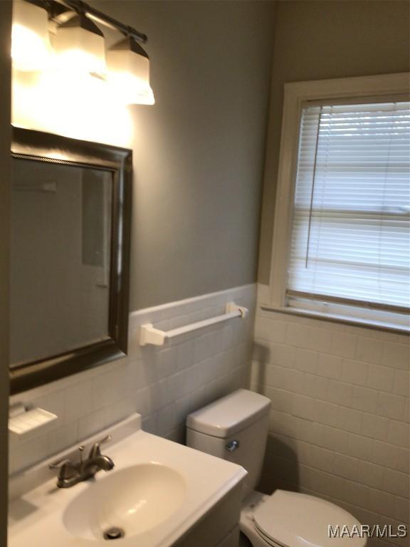 bathroom featuring toilet and sink