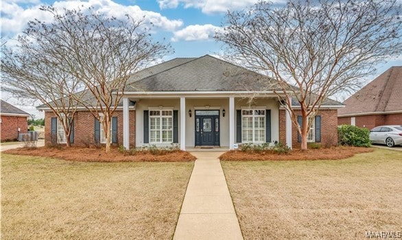 single story home featuring a front lawn