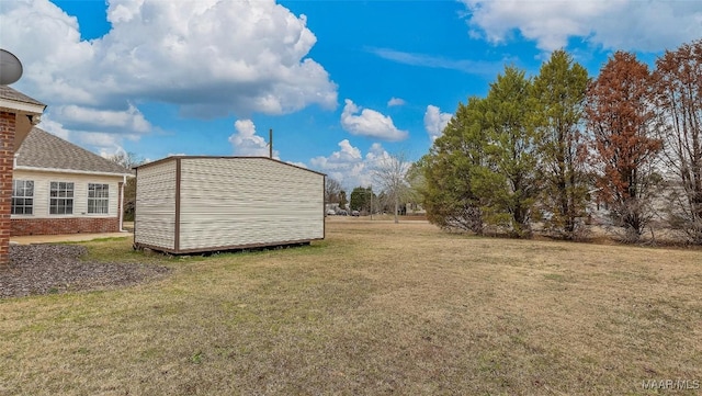 view of yard featuring a shed