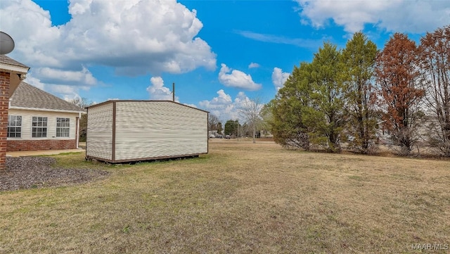 view of yard featuring an outdoor structure and a storage unit