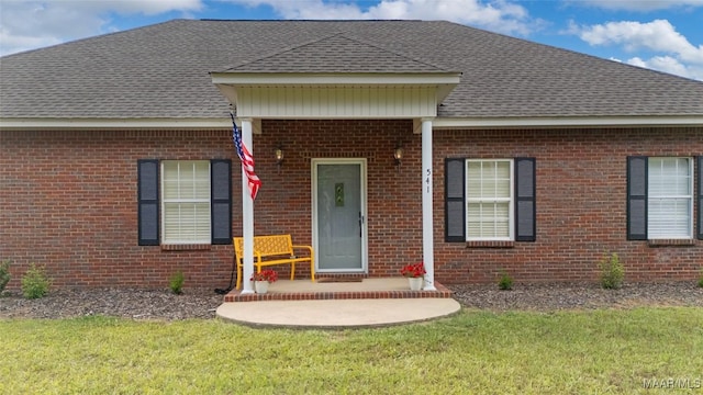 541 Baltzer Rd, Wetumpka, AL 36092 - view of front of home featuring roof with shingles, brick siding, and a front yard