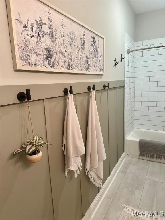 bathroom featuring tiled shower / bath