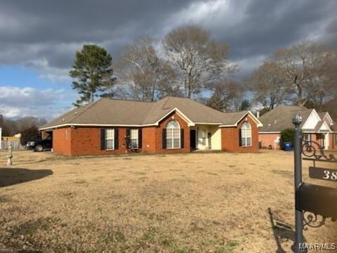 ranch-style home featuring a front lawn