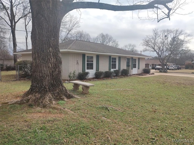 ranch-style house featuring a front yard