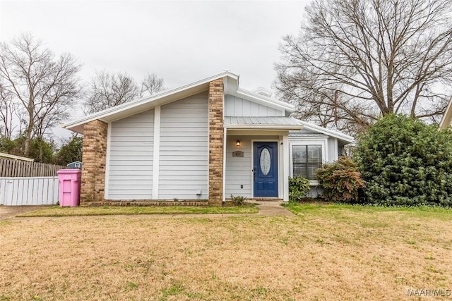 view of front of home featuring a front lawn