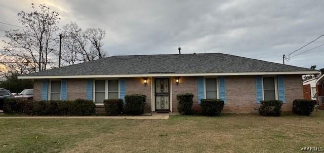 ranch-style home featuring a front lawn