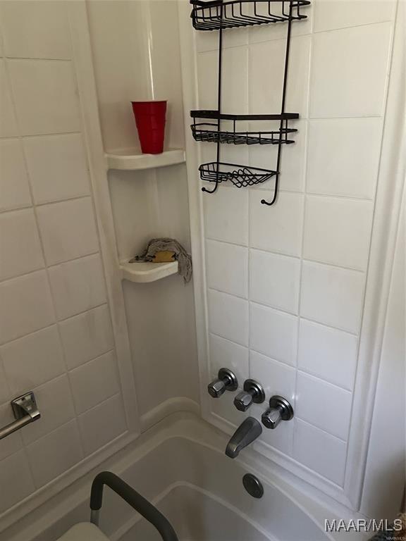 bathroom featuring tiled shower / bath