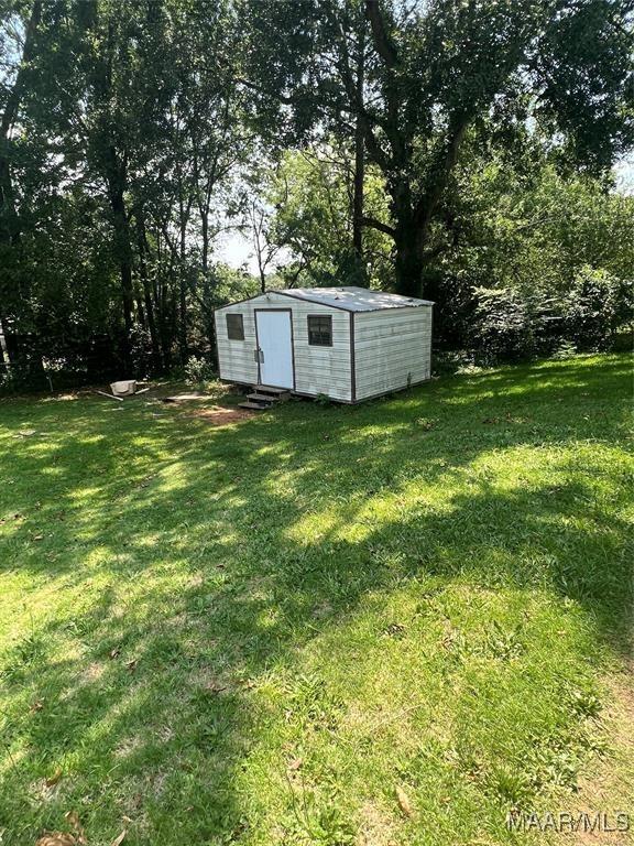 view of yard featuring a shed