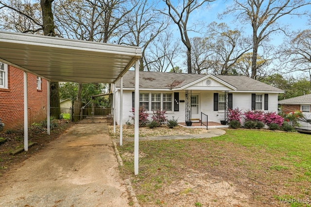 view of front of house featuring covered porch and a front yard